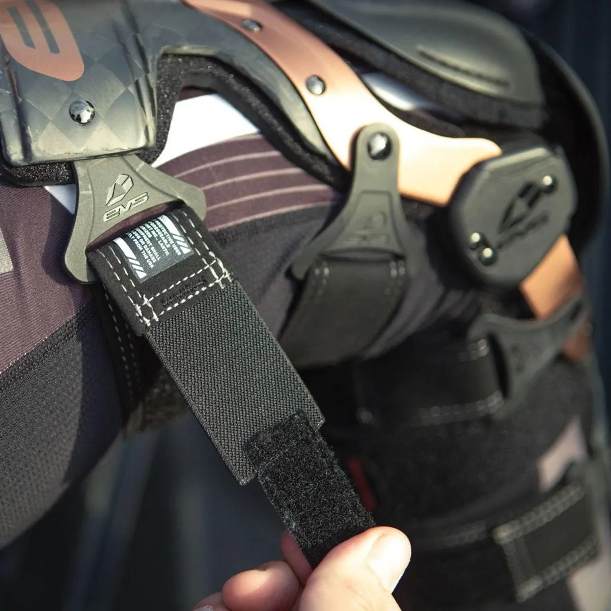 EVS AXIS PRO KNEE PROTECTOR - PAIR