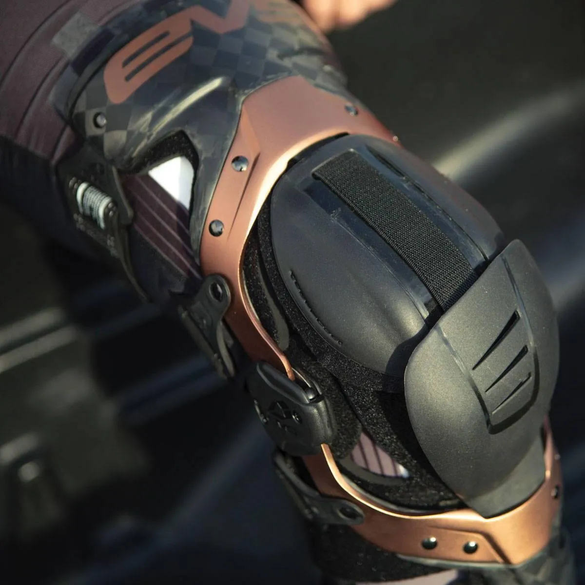 EVS AXIS PRO KNEE PROTECTOR - PAIR